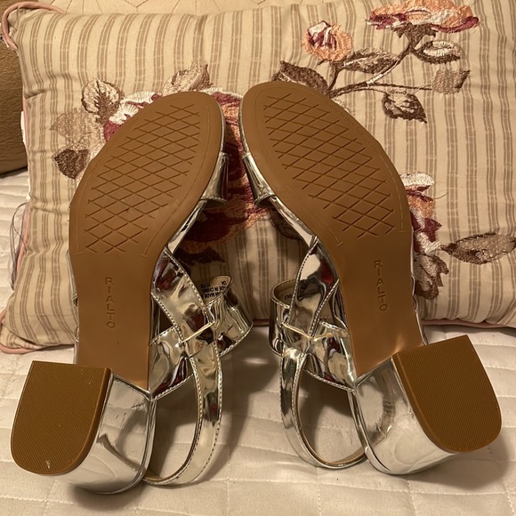 RIALTO Silver Sandals size 7.5 - Picture 4 of 6